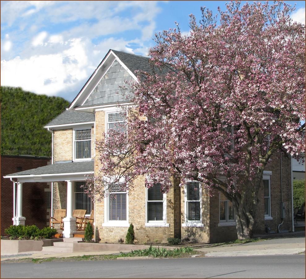 The Guest House Inn On Courthouse Square Hinton Экстерьер фото