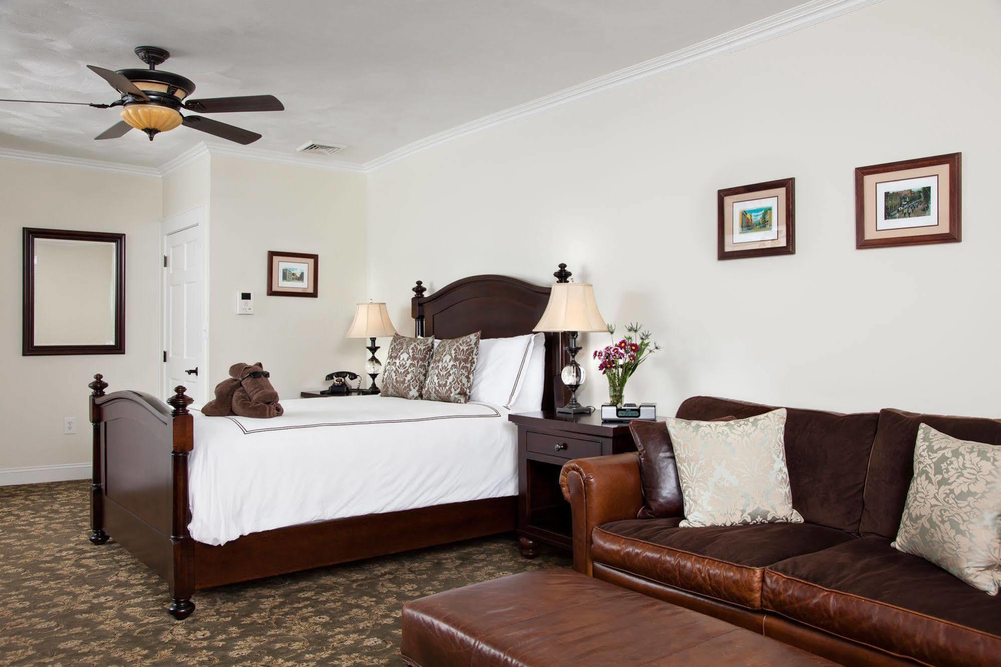 The Guest House Inn On Courthouse Square Hinton Экстерьер фото