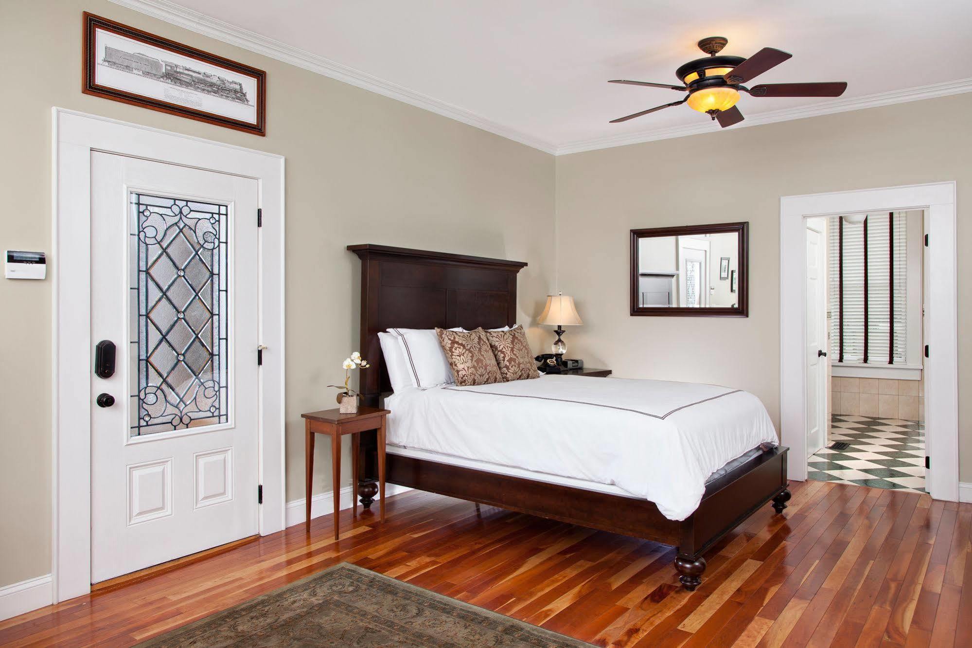 The Guest House Inn On Courthouse Square Hinton Экстерьер фото