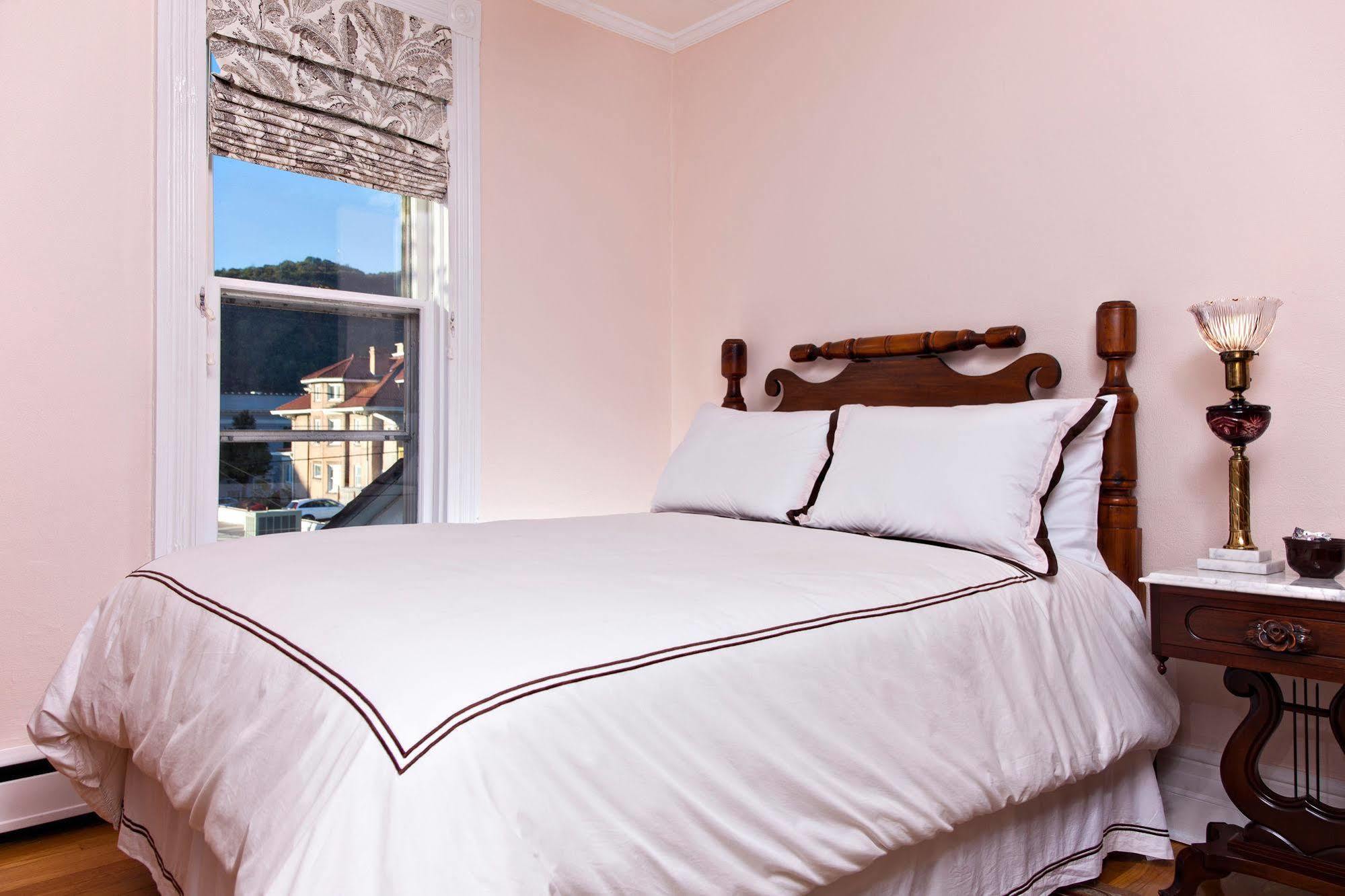 The Guest House Inn On Courthouse Square Hinton Экстерьер фото