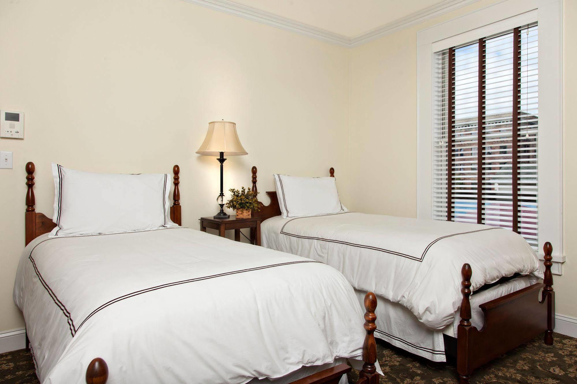 The Guest House Inn On Courthouse Square Hinton Экстерьер фото